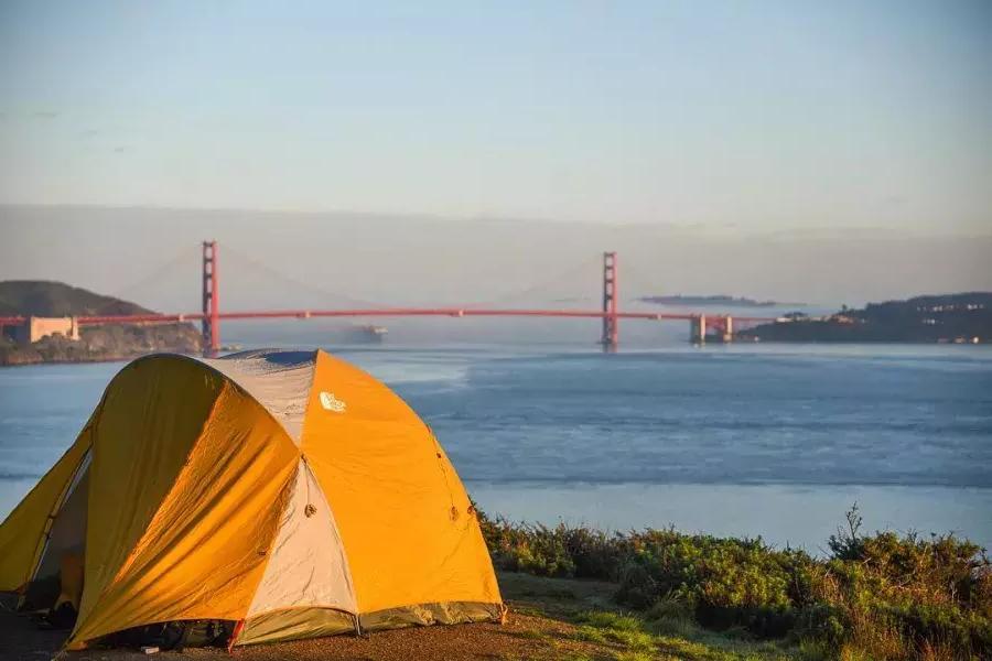 俯瞰金门大桥的营地帐篷.