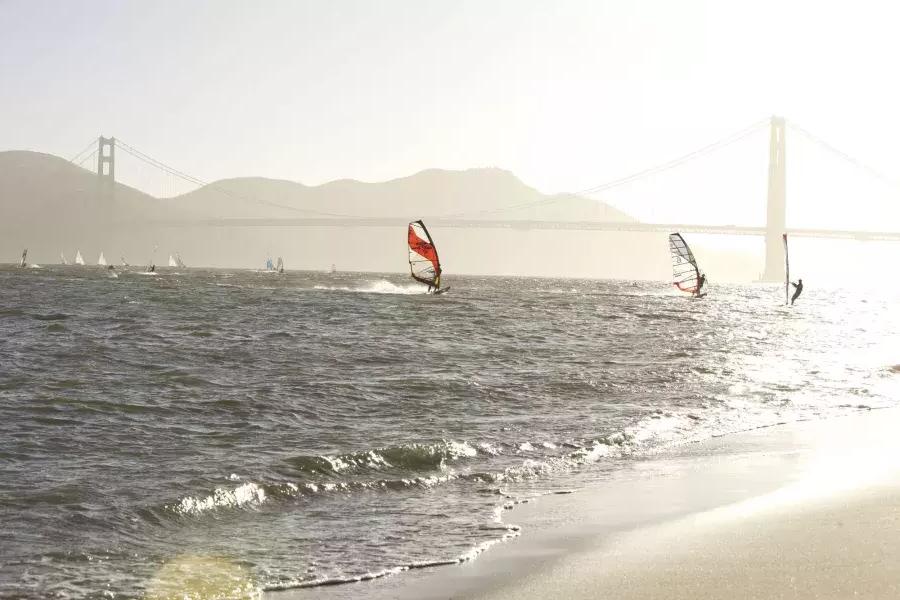 Windsurfistas na Baía de 贝博体彩app, perto de Crissy Field.