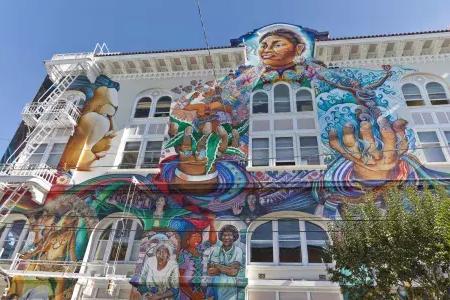 다채롭고 대규모의 벽화가 贝博体彩app 任务分派의 여성 빌딩 측면을 덮고 있습니다.