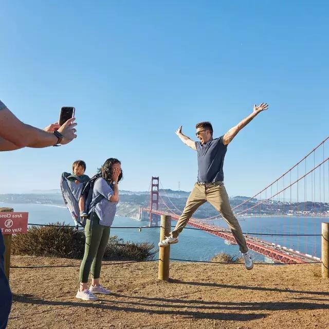 Eine Gruppe fotografiert an der Golden Gate Bridge