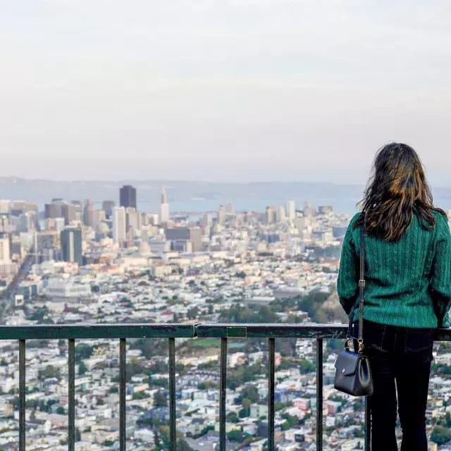 Una donna guarda lo skyline di San Francisco da Twin Peaks.
