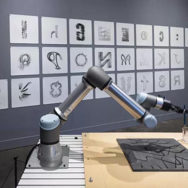 Mr. 机器人，2024年，工艺与设计博物馆. 摄影:Henrik Kam.